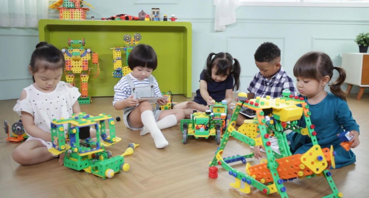 Kanak-kanak prasekolah membina robot dengan UARO