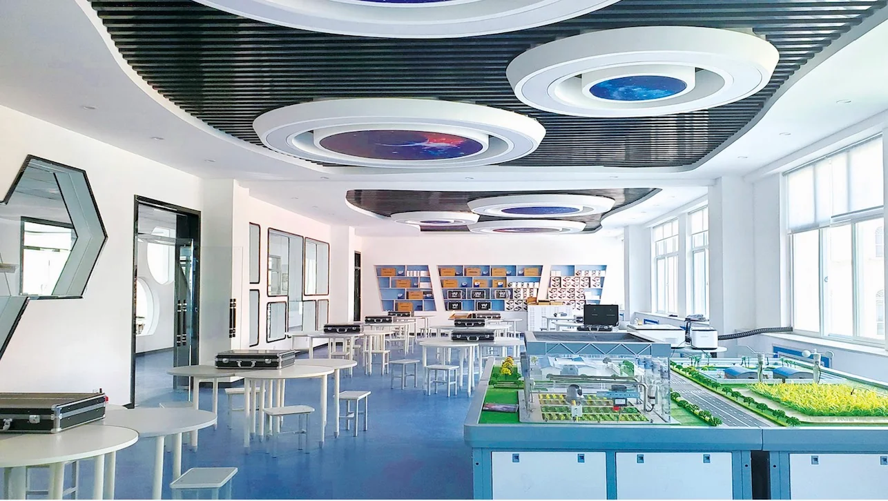 ฉากการสอน AI สำหรับสถาบันรัฐนอกโรงเรียน
