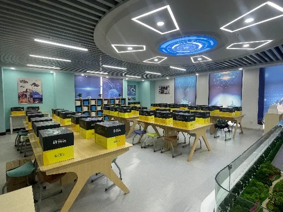 ฉากการสอน AI สำหรับสถาบันรัฐนอกโรงเรียน
